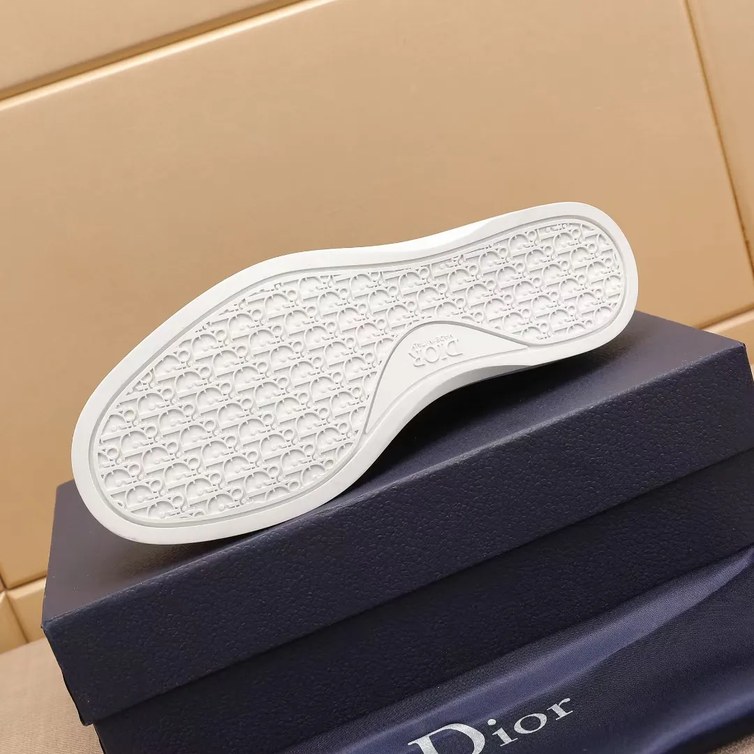 Men's Men's Shoes 💰400 [New Style] 🏍️🏍️These Dior Granville loafers are casual formal shoes. Crafted from luxuriously soft beige suede, it features a beige Oblique print panel on the upper. The lightweight cream-white rubber sole is more sophisticated. The Dior Oblique pattern is engraved on the outsole to enhance the style, and the Dior logo is engraved on the back side. Adds elegance to any casual look.